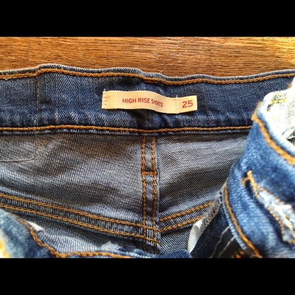 Levi’s High Rise Shorts - Picture 2 of 3